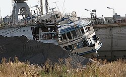 Теплоход "Булгария" в сухом доке в поселке Затон Камско-Устинского района Татарстана 