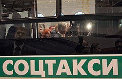 Мэр Москвы Сергей Собянин (в центре) на IV Международной выставке "Транспорт России". Выставка прошла в Центральном выставочном зале "Манеж" 