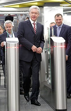 Мэр Москвы Сергей Собянин (в центре) и заместитель мэра Москвы по вопросам градостроительной политики и строительства Марат Хуснуллин (справа) на открытии вестибюля станции метро "Сретенский бульвар" 