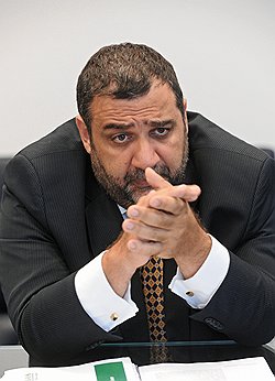 Мы имеем серьезную эрозию понятных правил — формальных и неформальных, на их место приходит вседозволенность. Каждый сам за себя. Логика простая: "есть возможность заработать денег, а дальше — пусть хоть потоп"