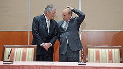 Президент, председатель совета директоров компании ExxonMobil Рекс Тиллерсон (слева) и председатель правительства России Владимир Путин (справа) на церемонии посписания соглашения о сотрудничестве между нефтяными компаниями "Роснефть" и американской ExxonMobil  