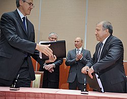 Президент компании ExxonMobil Development Нил Даффин, президент, председатель совета директоров компании ExxonMobil Рекс Тиллерсон, председатель правительства России Владимир Путин и президент НК "Роснефть" Эдуард Худайнатов на церемонии посписания соглашения о сотрудничестве между нефтяными компаниями "Роснефть" и американской ExxonMobil  