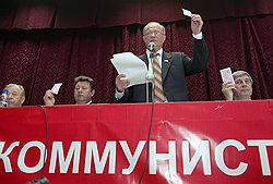 Лидер Коммунистической партии России (КПРФ) Геннадий Зюганов (второй справа)