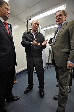 Председатель правления ОАО "Газпром" Алексей Миллер (слева), председатель правительства России Владимир Путин (в центре) и бывший канцлер ФРГ Герхард Шредер (справа) во время встречи на газокомпрессорной станции "Портовая"