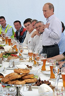 Председатель правительства России Владимир Путин (справа) во время торжественной церемонии заполнения трубопровода "Северный поток" технологическим газом