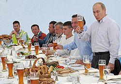 Бывший канцлер ФРГ Герхард Шредер (второй справа) и председатель правительства России Владимир Путин (справа) во время торжественной церемонии заполнения трубопровода "Северный поток" технологическим газом