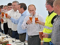 Бывший канцлер ФРГ Герхард Шредер (в центре) и председатель правительства России Владимир Путин (третий справа) во время торжественной церемонии заполнения трубопровода "Северный поток" технологическим газом
