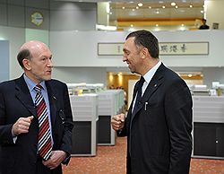 Председатель совета директоров ОАО "ГМК "Норильский никель" Александр Волошин (слева) и владелец холдинга "Базовый элемент", генеральный директор компании "РУСАЛ" Олег Дерипаска  