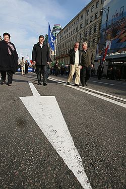 Председатель Комитета Государственной Думы России по труду и социальной политике Андрей Исаев (второй слева) и председатель Федерации независимых профсоюзов (ФНП) России Михаил Шмаков (справа)