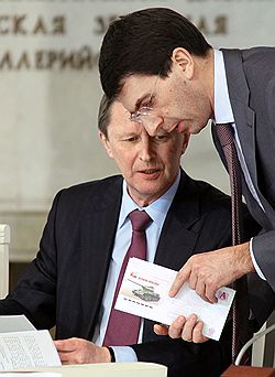 Заместитель председателя правительства России Сергей Иванов (слева) и министр связи и массовых коммуникаций России Игорь Щеголев