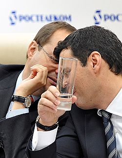 Президент, председатель правления ОАО "Ростелеком" Александр Провоторов (слева) и глава компании "Связьинвест" Вадим Семенов