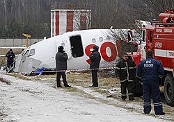 Самолет Ту-154 авиакомпании "Дагестанские авиалинии", потерпевший крушение в московском аэропорту "Домодедово" во время аварийной посадки в результате отказа всех трех двигателей 