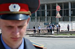 Сотрудники правоохранительных органов во время осмотра места взрыва у здания волгоградской академии МВД