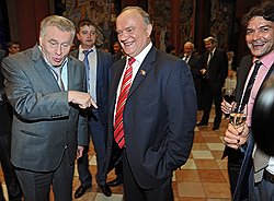 Лидер Либерально-демократической партии России (ЛДПР) Владимир Жириновский (слева) и лидер Коммунистической партии России (КПРФ) Геннадий Зюганов (в центре)