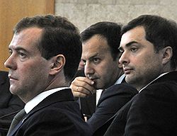 Слева направо: президент России Дмитрий Медведев, его помощник Аркадий Дворкович и первый заместитель руководителя администрации президента России Владислав Сурков