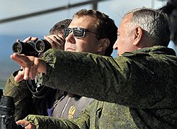 Президент России Дмитрий Медведев (в центре) во время посещения полигона Чебаркуль 