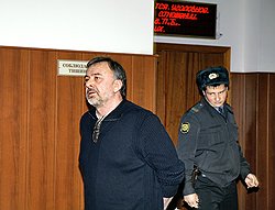 Обвиняемый в покушение на бизнесмена Геннадия Корбана Лом Али Гайтукаев (слева) перед началом заседания Московского городского суда (Мосгорсуд)