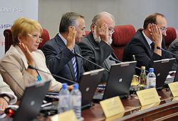 Председатель Центральной избирательной комиссии (ЦИК) России Владимир Чуров (второй справа), его заместители Станислав Вавилов (второй слева) и Николай Конкин (справа), и член ЦИК России Елена Дубровина (слева) на заседании ЦИК
