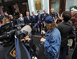 Члены партии "Единая Россия" (в центре, слева направо): летчик-космонавт Максим Сураев, первый заместитель председателя комитета Госудаственной думы (ГД) России по финансовому рынку Виктор Абрамов, руководитель Центрального исполнительного комитета партии "Единая Россия", заместитель руководителя фракции "Единая Россия" в ГД России Андрей Воробьев и секретарь президиума генерального совета партии "Единая Россия" Сергей Неверов