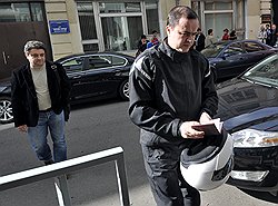 Член партии "Правое дело" Андрей Богданов (слева) и исполняющим обязанности председателя партии "Правое дело" Андрей Дунаев (справа)