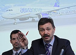 Представитель акционеров авиакомпании "Авианова" Майкл Хайден (слева) и генеральный директор авиакомпании "Авианова" Владимир Горбунов (справа) 