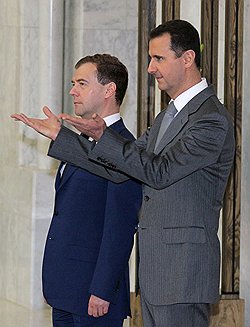 Президент России Дмитрий Медведев (слева) и президент Сирии Башар Асад (справа) 