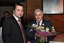 Руководител ГСУ ГУ МВД по Москве Иван Глухов (справа) лично поздравляет разыскиваемого сейчас «решалу» Максима Каганского (слева) с днем рождения 