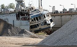 Теплоход "Булгария" в сухом доке в поселке Затон Камско-Устинского района Татарстана 