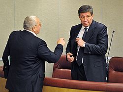 Член комитета Государственной думы России по науке и наукоемким технологиям Андрей Кокошин (слева) и руководитель Федерального космического агентства России (Роскосмос) Владимир Поповкин (справа) во время думского заседания 