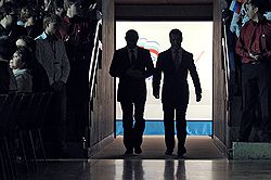 Председатель правительства России Владимир Путин (слева) и президент России Дмитрий Медведев (справа) на заседании XII съезда Всероссийской политической партии "Единая Россия"  