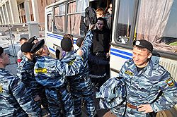 Акция полиции по предотвращению возможных беспорядков. Сотрудники правоохранительных органов усилили меры безопасности в центре Москвы, где, согласно появившимся в Интернете сообщениям, планировали собраться активисты радикальных организаций. Полиция задержала 100 человек за попытку проведения несанкционированной акции на Манежной площади 