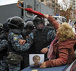 Пока в суде Юлия Тимошенко выражала свое отношение к приговору, ее сторонники пытались противостоять спецназу 