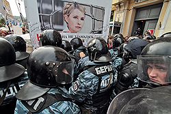 Cотрудники спецподразделения МВД Украины "Беркут" во время столкновения со сторонниками бывшего премьер-министра Украины Юлии Тимошенко у здания Печерский районный суда Киева. Печерский суд приговорил Юлию Тимошенко к 7 годам лишения свободы за превышение полномочий при подписании газовых контрактов между "Нафтогазом Украины" и "Газпромом" в 2009 году 