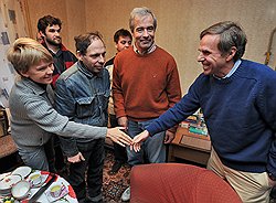 Заместитель госсекретаря США Майкл Познер (на фото — справа) встретился с экологами (на фото — слева лидер движения в защиту Химкинского леса Евгения Чирикова) в квартире Константина Фетисова (второй справа) 