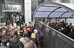 Очередь желающих продать акции компании "Норильский никель" у офиса компании Computershare в Москве 
