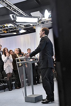 Президент России Дмитрий Медведев (справа) на встрече со сторонниками в центре "Digital October" 