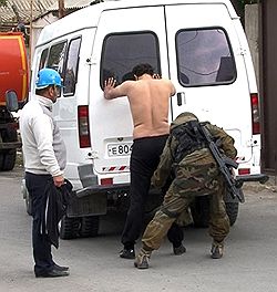 В Махачкале завершилась крупная спецоперация против боевиков, причастных к терактам, убийствам и нападениям на полицейских. Один из задержанных Нариман Мирзамагомедов, 1970 года рождения — его называют главарем "дербентской" бандгруппы 