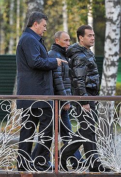Президент Украины Виктор Янукович, председатель правительства России Владимир Путин и президент России Дмитрий Медведев во время прогулки в государственной резиденции "Русь" в "Завидово" 