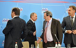 Министр энергетики России Сергей Шматко, председатель правительства России Владимир Путин, президент компании 3М Джордж Бакли и первый заместитель председателя правительства России Игорь Шувалов на 25-ом пленарном заседании Консультативного совета по иностранным инвестициям (КСИИ). Заседание прошло в отеле "Балчуг Кемпински"