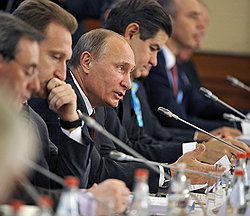 Президент компании 3М Джордж Бакли, первый заместитель председателя правительства России Игорь Шувалов, председатель правительства России Владимир Путин и исполнительный директор аудиторской компании Ernst & Young Global Джеймс Терли на 25-ом пленарном заседании Консультативного совета по иностранным инвестициям (КСИИ). Заседание прошло в отеле "Балчуг Кемпински"