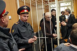Судебный процесс по уголовному делу о беспорядках на Манежной площади в декабре 2010 года прошел в Тверском суде. Один из обвиняемых по делу Руслан Хубаев (третий слева) на заседании суда 