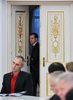 Президент России Дмитрий Медведев во время рабочего совещания с активом партии "Единая Россия" и Общественным комитетом сторонников президента России по вопросам развития транспортной системы страны