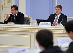 Президент России Дмитрий Медведев (слева) и руководитель Московского центра борьбы с пробками Александр Шумский (справа) во время рабочего совещания с активом партии "Единая Россия" и Общественным комитетом сторонников президента России по вопросам развития транспортной системы страны