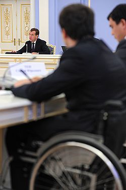 Президент России Дмитрий Медведев (слева) во время рабочего совещания с активом партии "Единая Россия" и Общественным комитетом сторонников президента России по вопросам развития транспортной системы страны