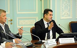 Председатель Федерации профсоюзов Петербурга и Ленинградской области Владимир Дербин (слева) и полномочный представитель президента России в СЗФО Николай Винниченко (справа) во время встречи с представителями профсоюзов СЗФО