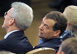 Министр образования и науки Российской Федерации Андрей Фурсенко (слева) и президент России (РФ) Дмитрий Медведев(справа) на пленарном заседании четвертого Всероссийского студенческого форума в Сибирском федеральном округе