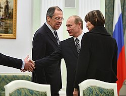 Президент России Владимир Путин (в центре), президент Швейцарии Мишлин Кальми-Рей (справа) и министр иностранных дел России Сергей Лавров (слева) во время встречи в Кремле 