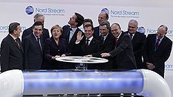 Председатель комитета акционеров компании "Северный Поток" (Nord Stream) Герхард Шредер (слева), премьер-министр Франции Франсуа Фийон (второй слева), федеральный канцлер Германии Ангела Меркель (четвертая слева), премьер-министр Нидерландов Марк Рютте (в центре) и президент России Дмитрий Медведев (пятый справа) на торжественной церемонии, посвященной началу поставок российского газа европейским потребителям по подводному трубопроводу "Северный поток" 