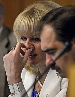 Министр здравоохранения и социального развития России Татьяна Голикова (слева) и председатель правления Пенсионного фонда России Антон Дроздов (справа) 
