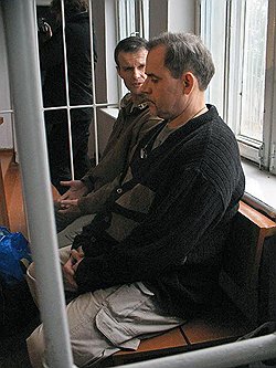 Пилоты российской авиакомпании “Ролкан Инвестмент ЛТД” Владимир Садовничий (слева) и Алексей Руденко (справа), которые были задержаны 12 марта в г.Курган-Тюбе, на заседании суда по их делу. Пилотам инкриминируют контрабанду, незаконное пересечение государственной границы и нарушение правил международных полетов 